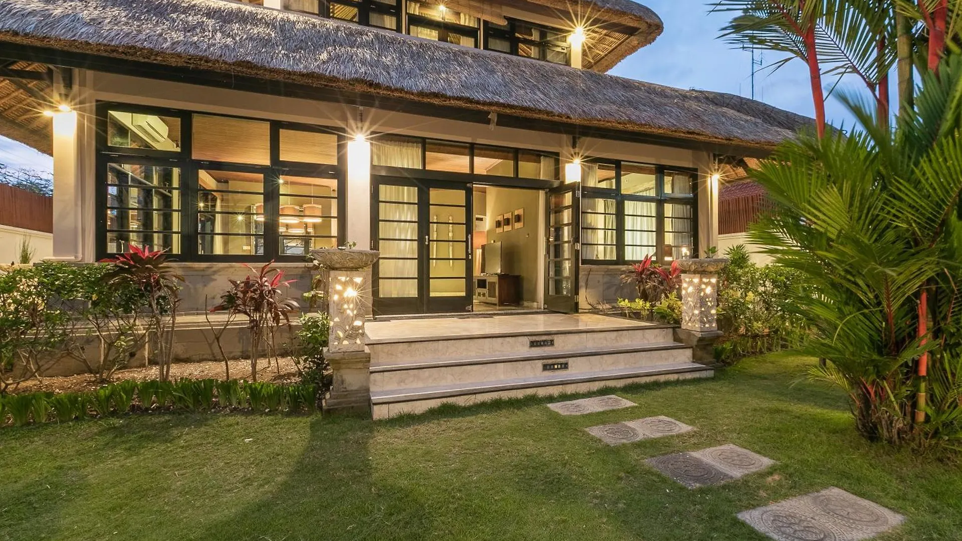 Batik Villa 3 Bedroom 3 Min Walk To Beach With Breakfast, Assistent Villa, Pick Up From Airport, Assistent Villa And Full Services Canggu