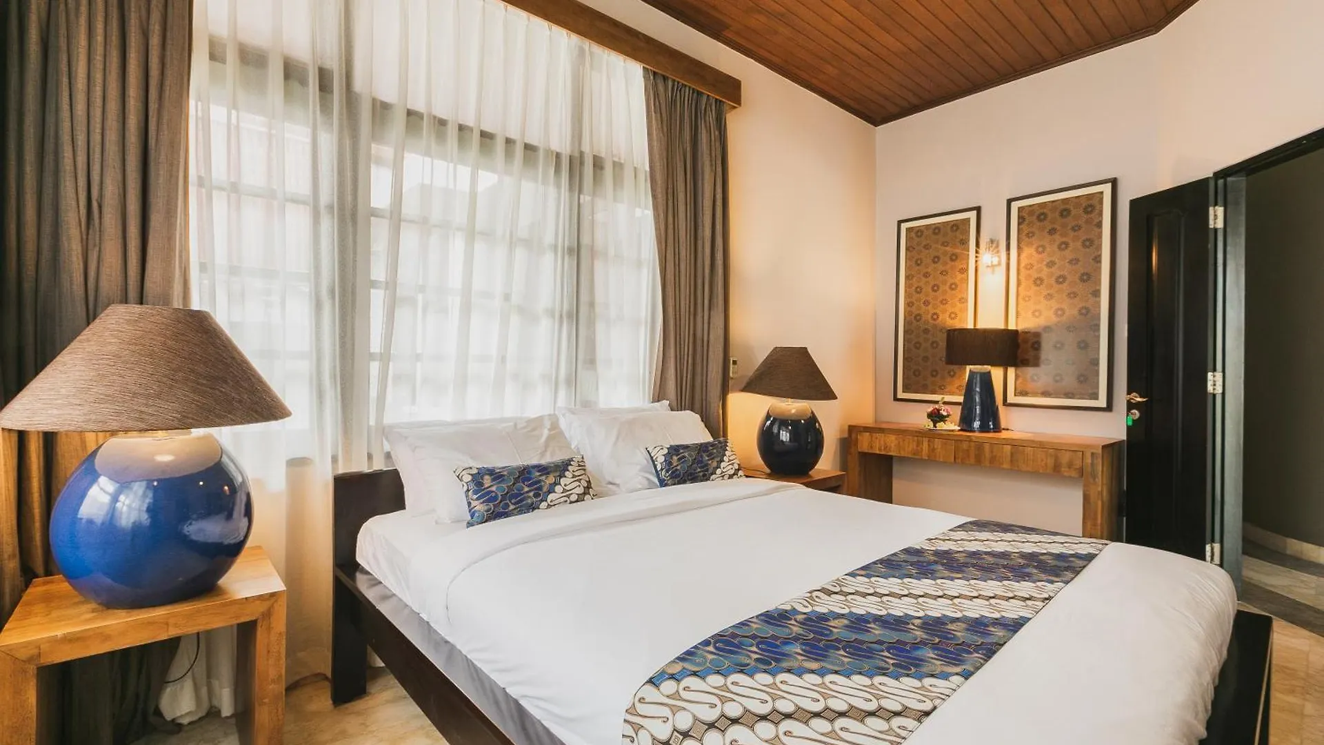 Batik Villa 3 Bedroom 3 Min Walk To Beach With Breakfast, Assistent Villa, Pick Up From Airport, Assistent Villa And Full Services Canggu