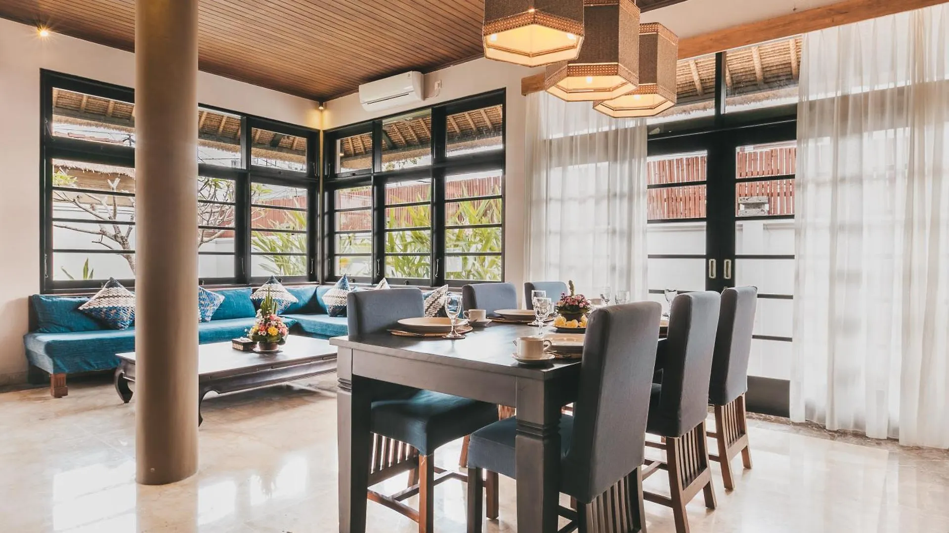 Batik Villa 3 Bedroom 3 Min Walk To Beach With Breakfast, Assistent Villa, Pick Up From Airport, Assistent Villa And Full Services Canggu Indonesia